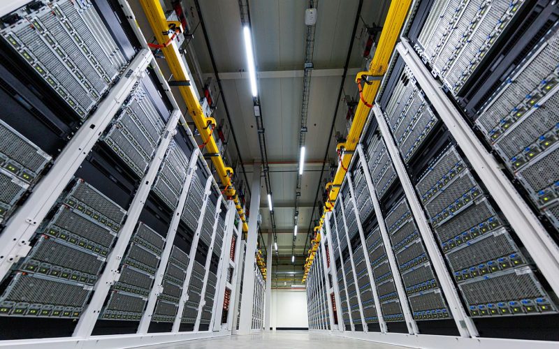 Uptime Institute souligne une baisse de confiance dans l'IA et un besoin d'amélioration des métriques de durabilité dans les centres de données